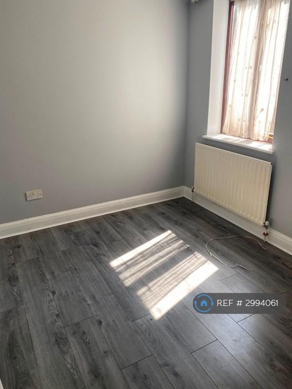 Flat Sanderstead Road in Greater London