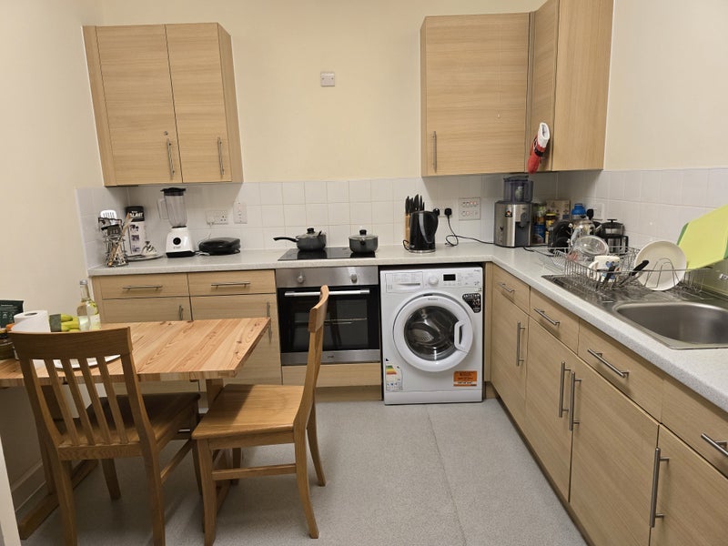 Room Clarence Crescent in Greater London
