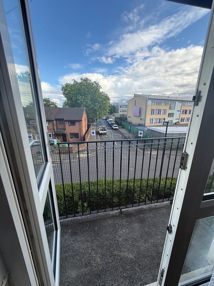 Flat Kings Court in Greater London