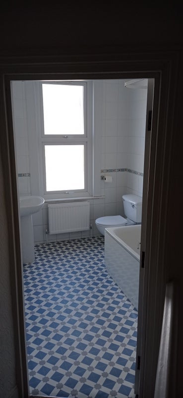 Room Sandrock Road in Greater London