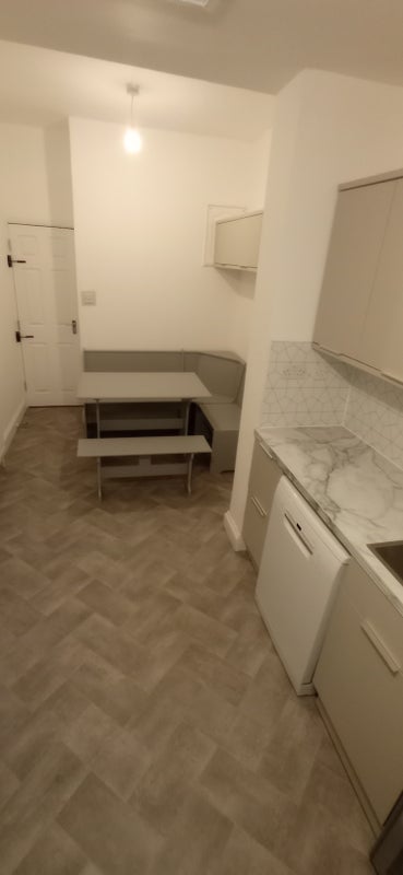 Room Sandrock Road in Greater London