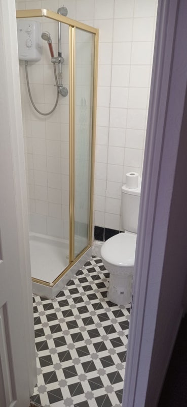 Room Sandrock Road in Greater London