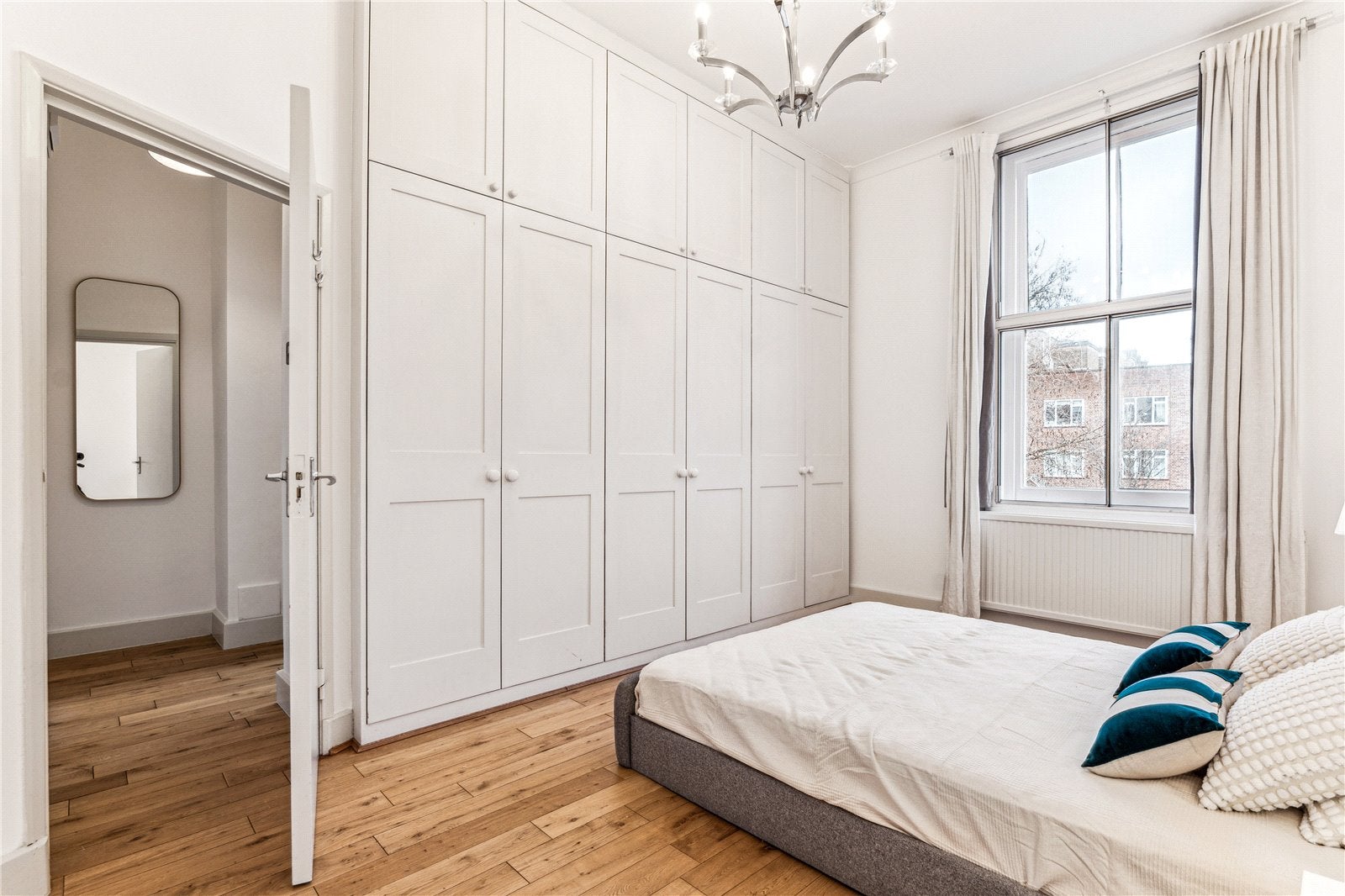 Flat Ifield Road in Greater London