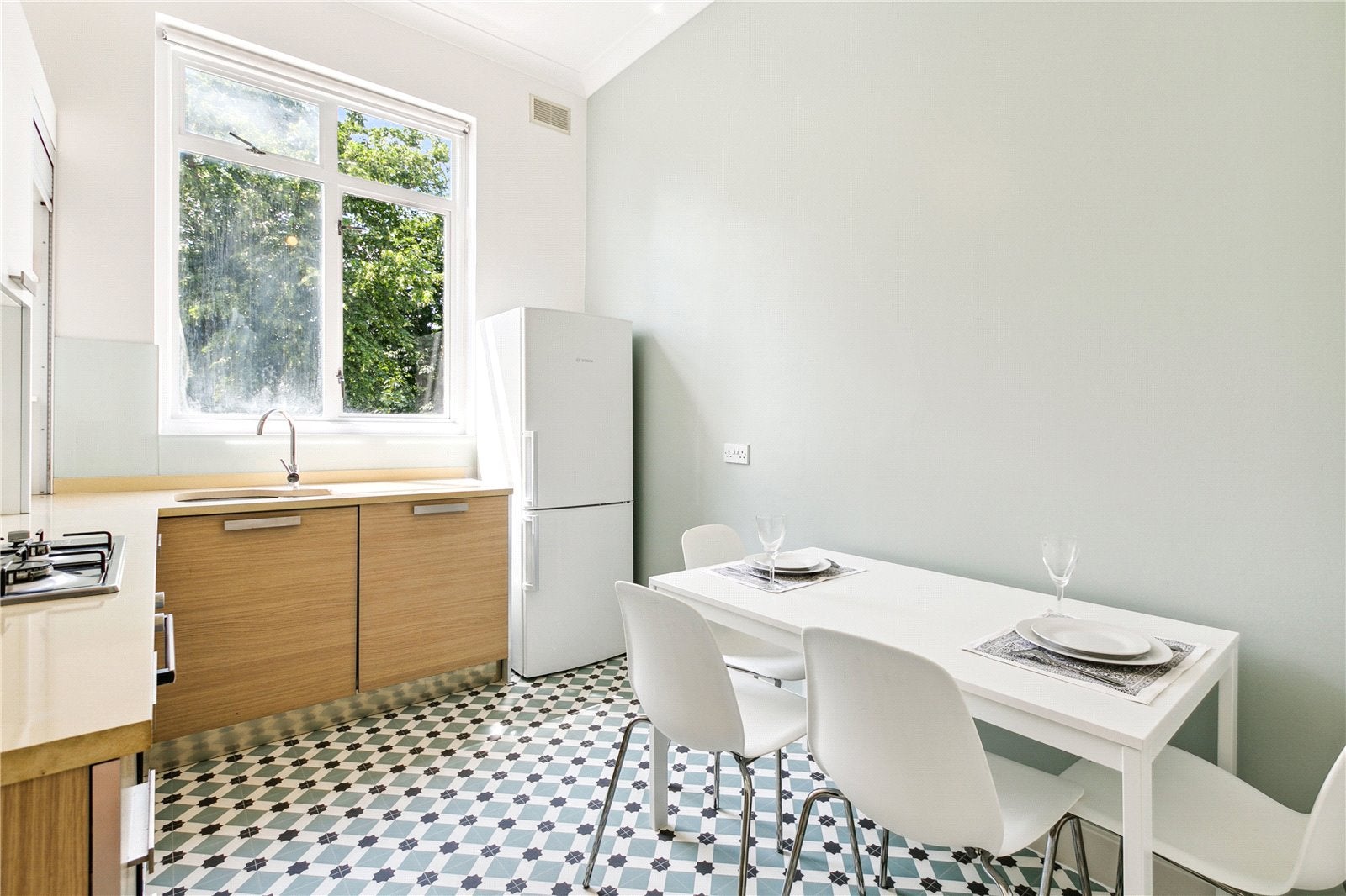 Flat Ifield Road in Greater London