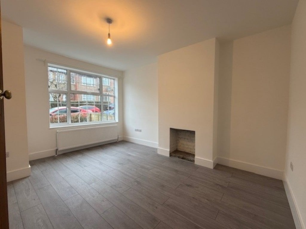 Flat Waldrons Yard in Greater London