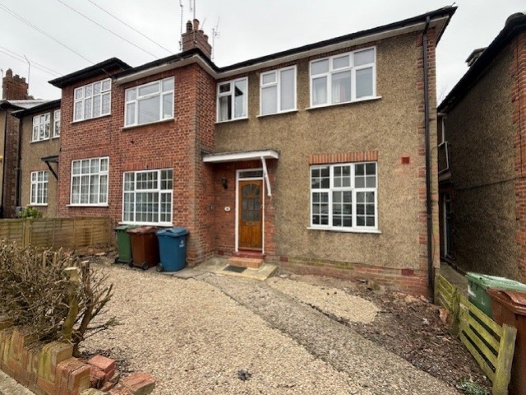 Flat Waldrons Yard in Greater London