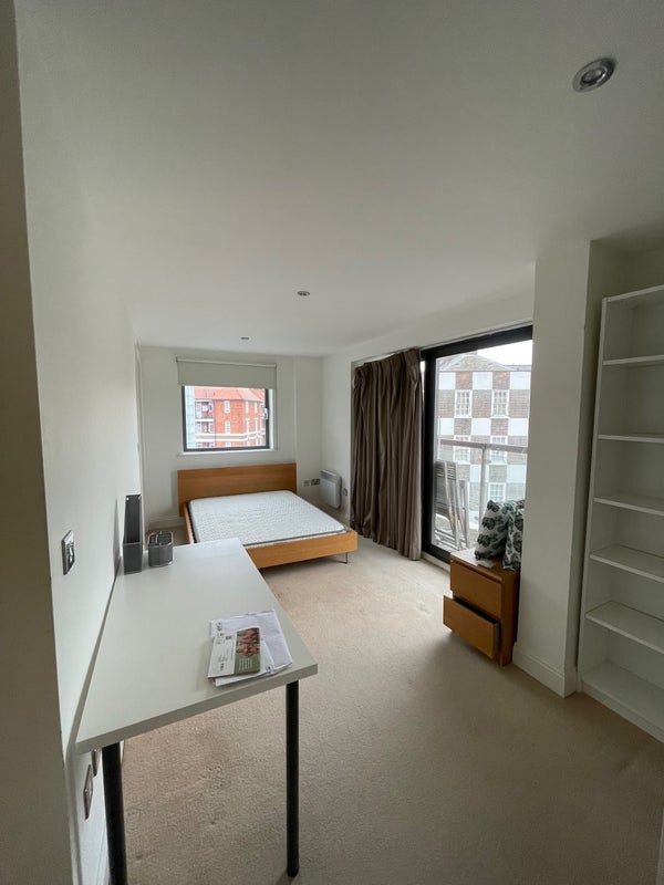 Room Montaigne Close in City of Westminster