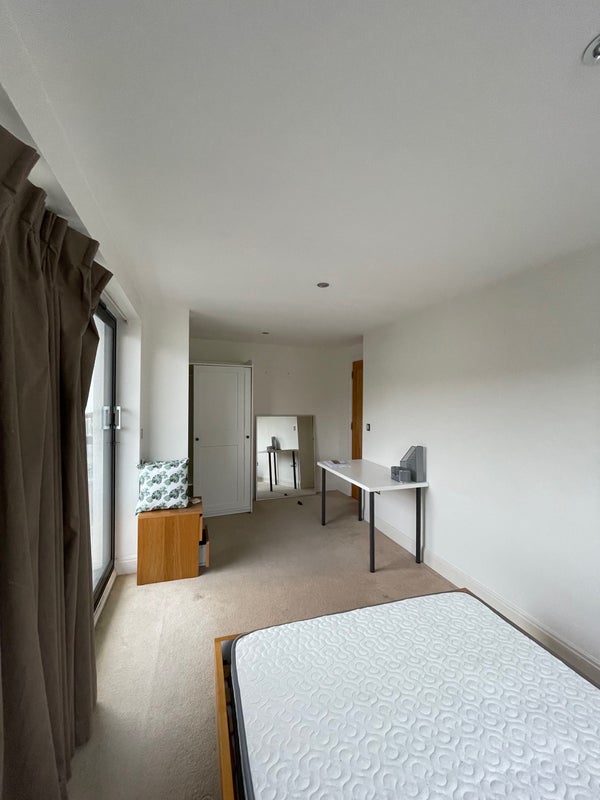 Room Montaigne Close in City of Westminster