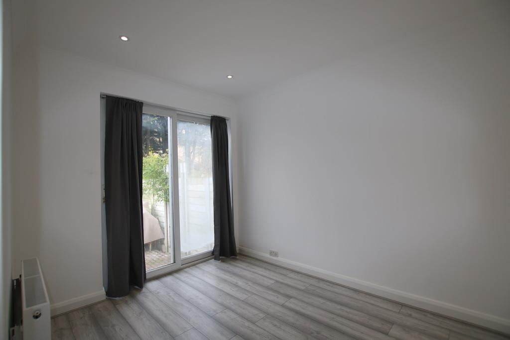 Flat Northview Crescent in Greater London