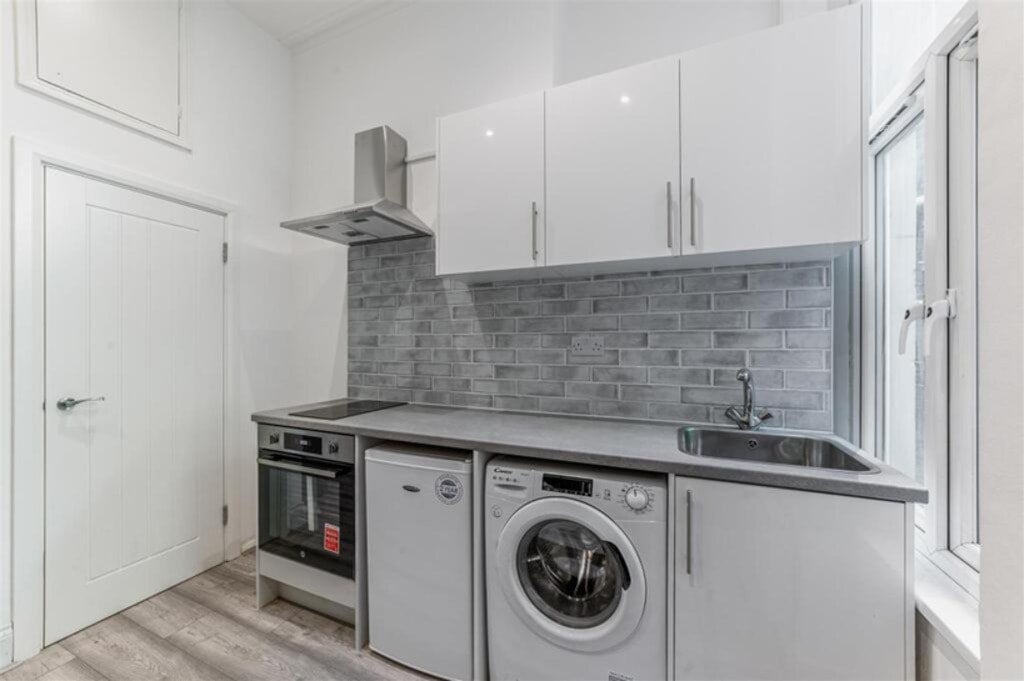 Flat Warwick Road in Greater London