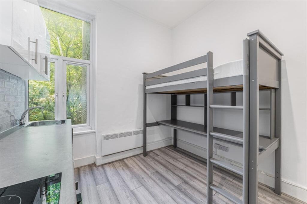 Flat Warwick Road in Greater London
