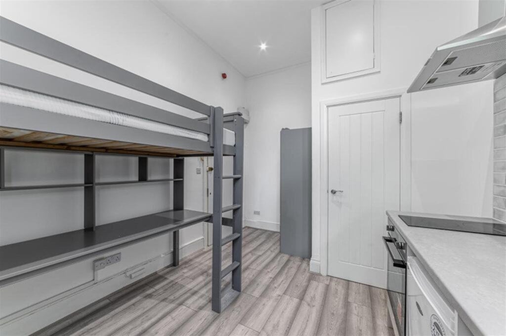 Flat Warwick Road in Greater London