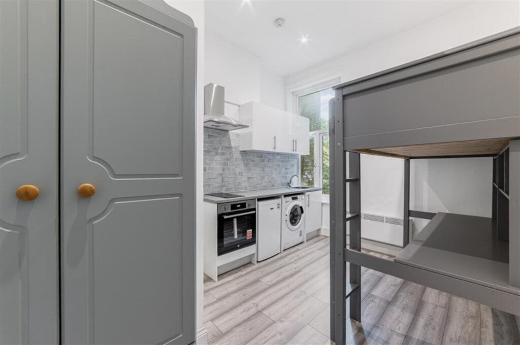 Flat Warwick Road in Greater London