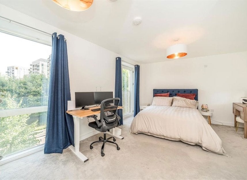 Flat West Parkside in Greater London