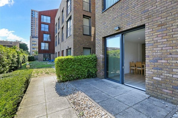 Flat Carteret Way in Greater London