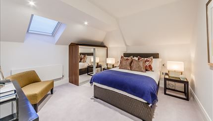 Flat Crabtree Lane in Greater London