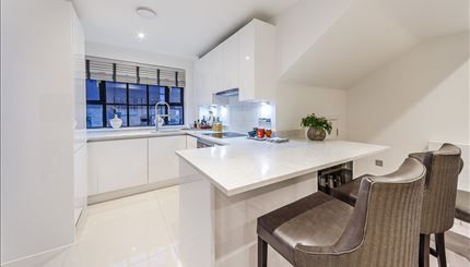 Flat Crabtree Lane in Greater London