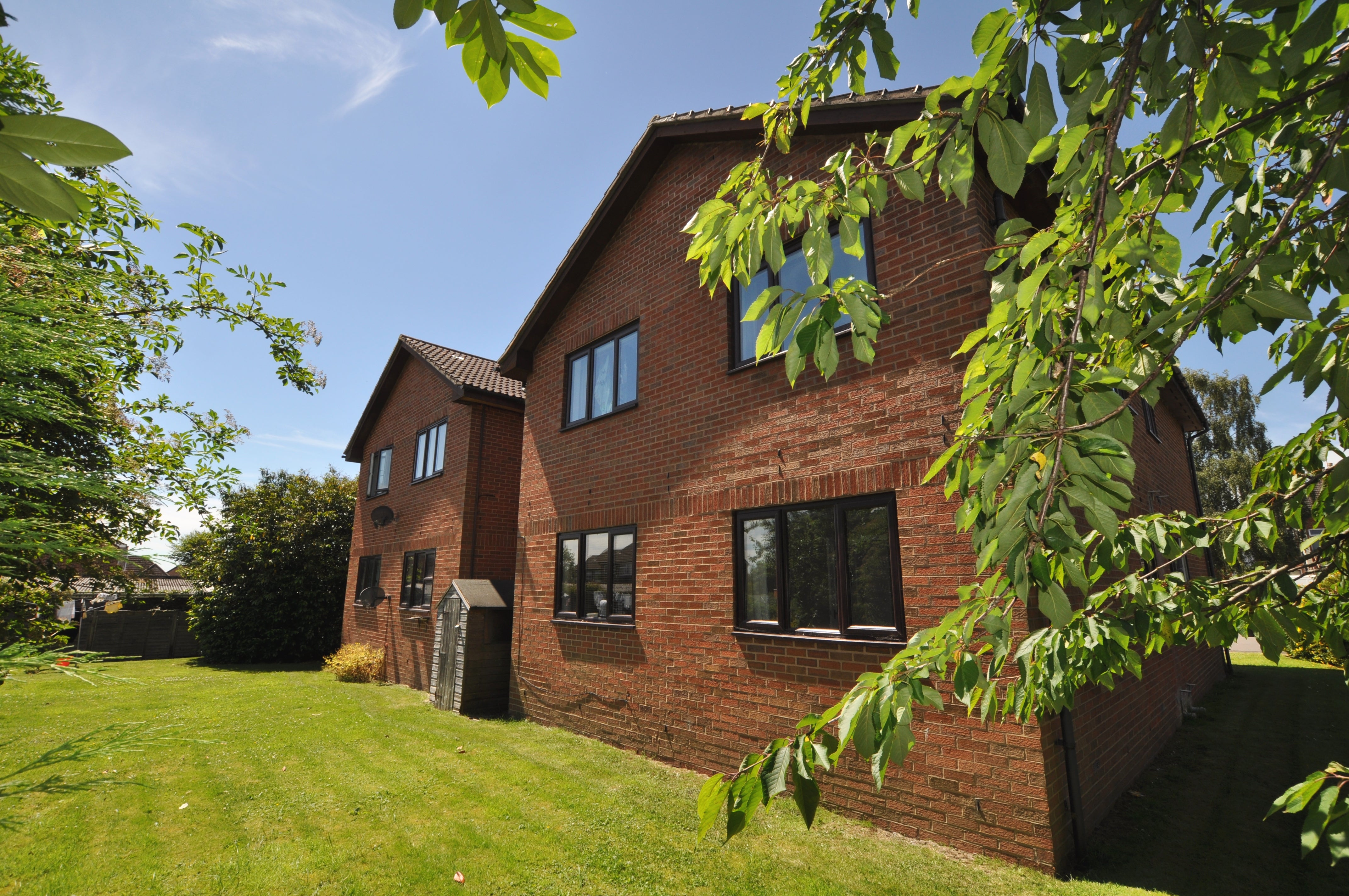 Flat Manor Road in Guildford