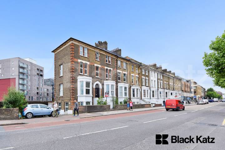 Flat Borough High Street in Greater London