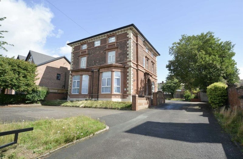 Room Cowley Hill Lane in St Helens