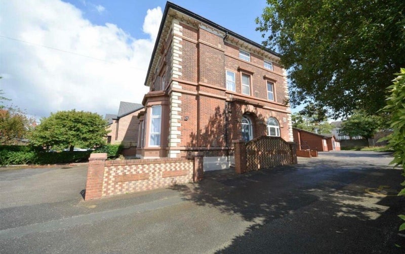 Room Cowley Hill Lane in St Helens