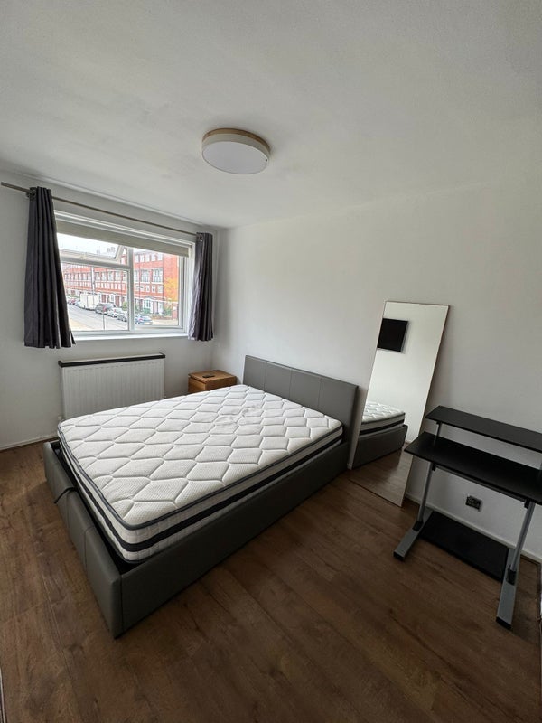 Room Royal Road in Greater London