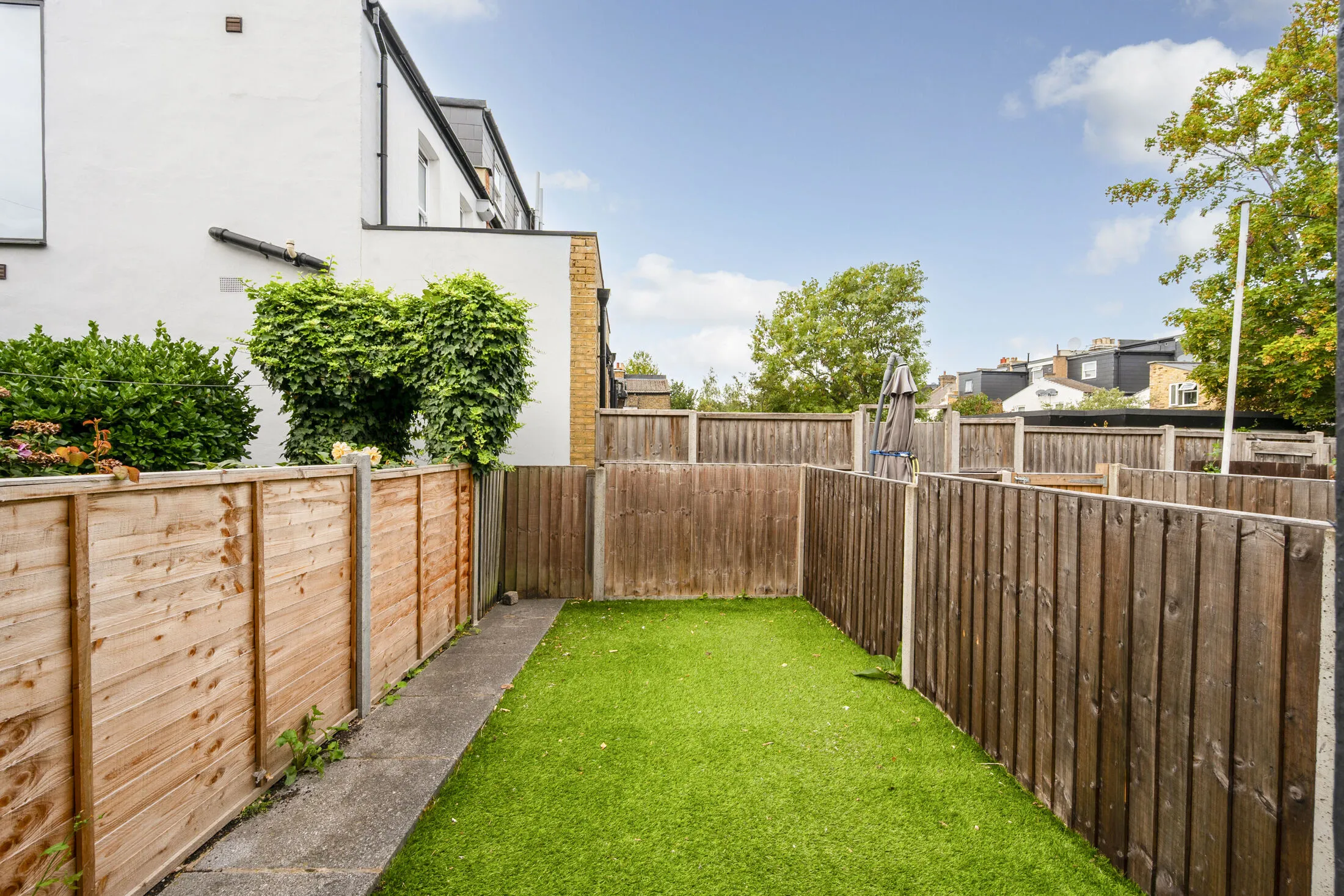 Flat Nursery Road in Greater London