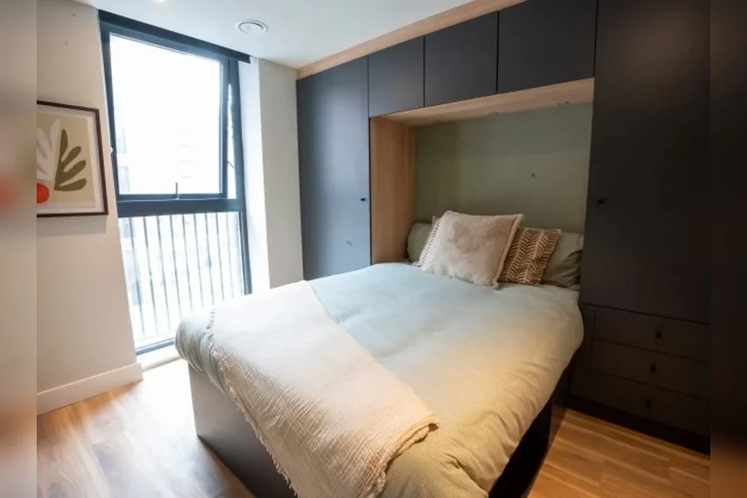 Room Aviator Drive in Greater London