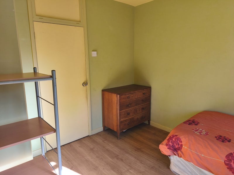 Flat Queensbridge Court in Greater London
