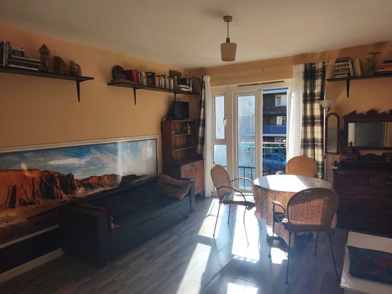 Flat Queensbridge Court in Greater London