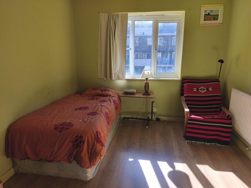 Flat Queensbridge Court in Greater London