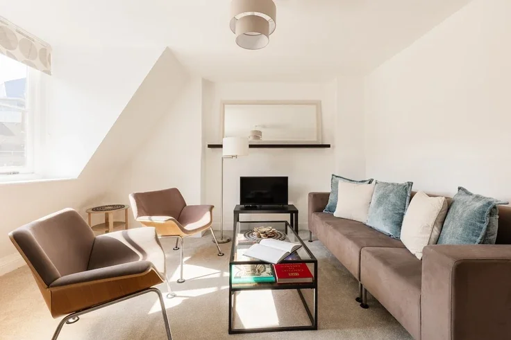 Flat Brune Street in Greater London