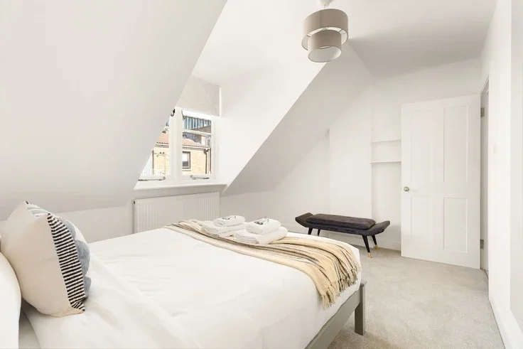Flat Brune Street in Greater London
