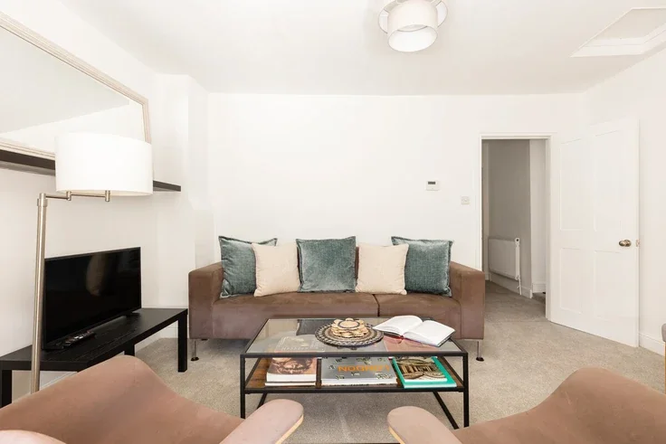 Flat Brune Street in Greater London