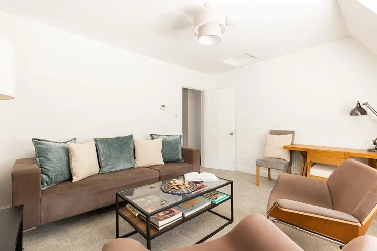 Flat Brune Street in Greater London