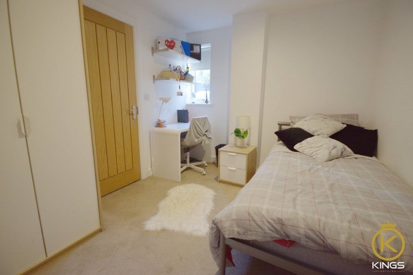Flat Chestnut Avenue in Guildford