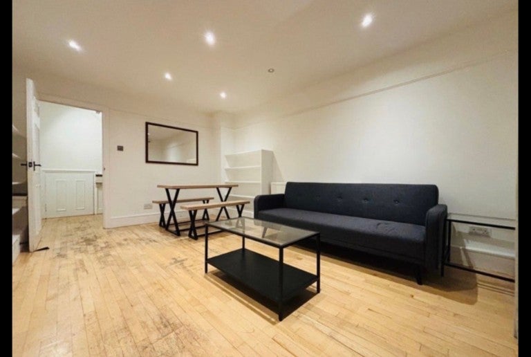 Room Vallance Road in Greater London