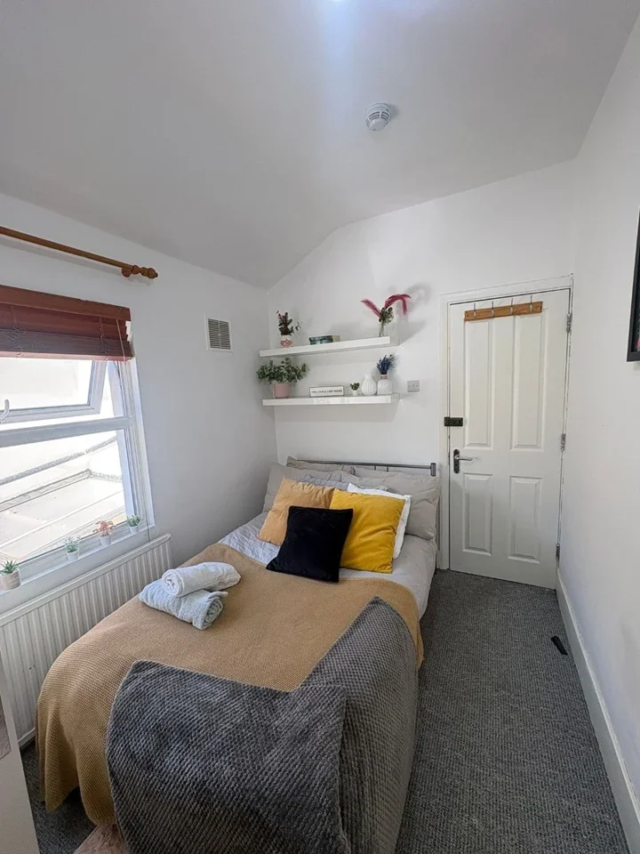 Room Hazeldean Road in Greater London