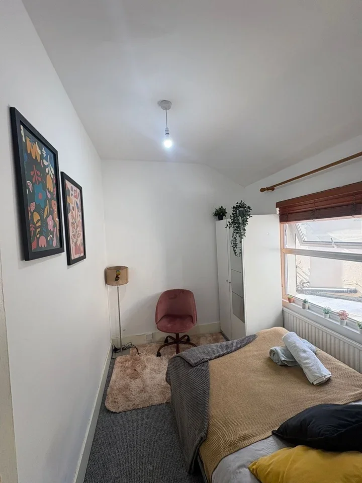 Room Hazeldean Road in Greater London