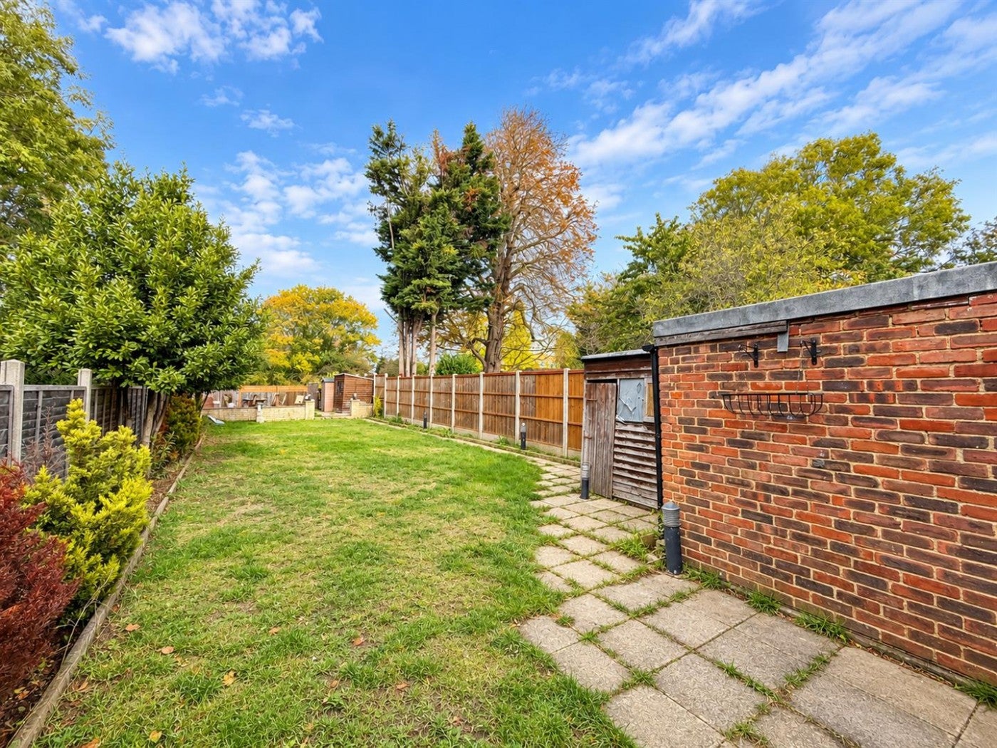 House Minimax Close in Greater London