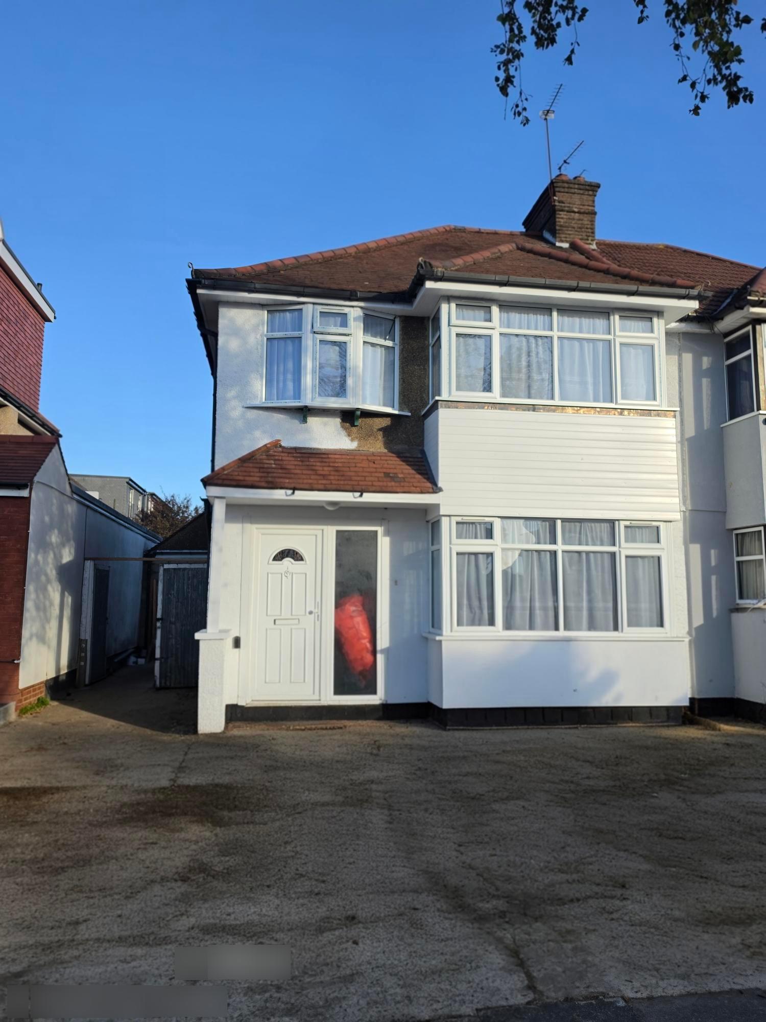 House Holmstall Avenue in Greater London