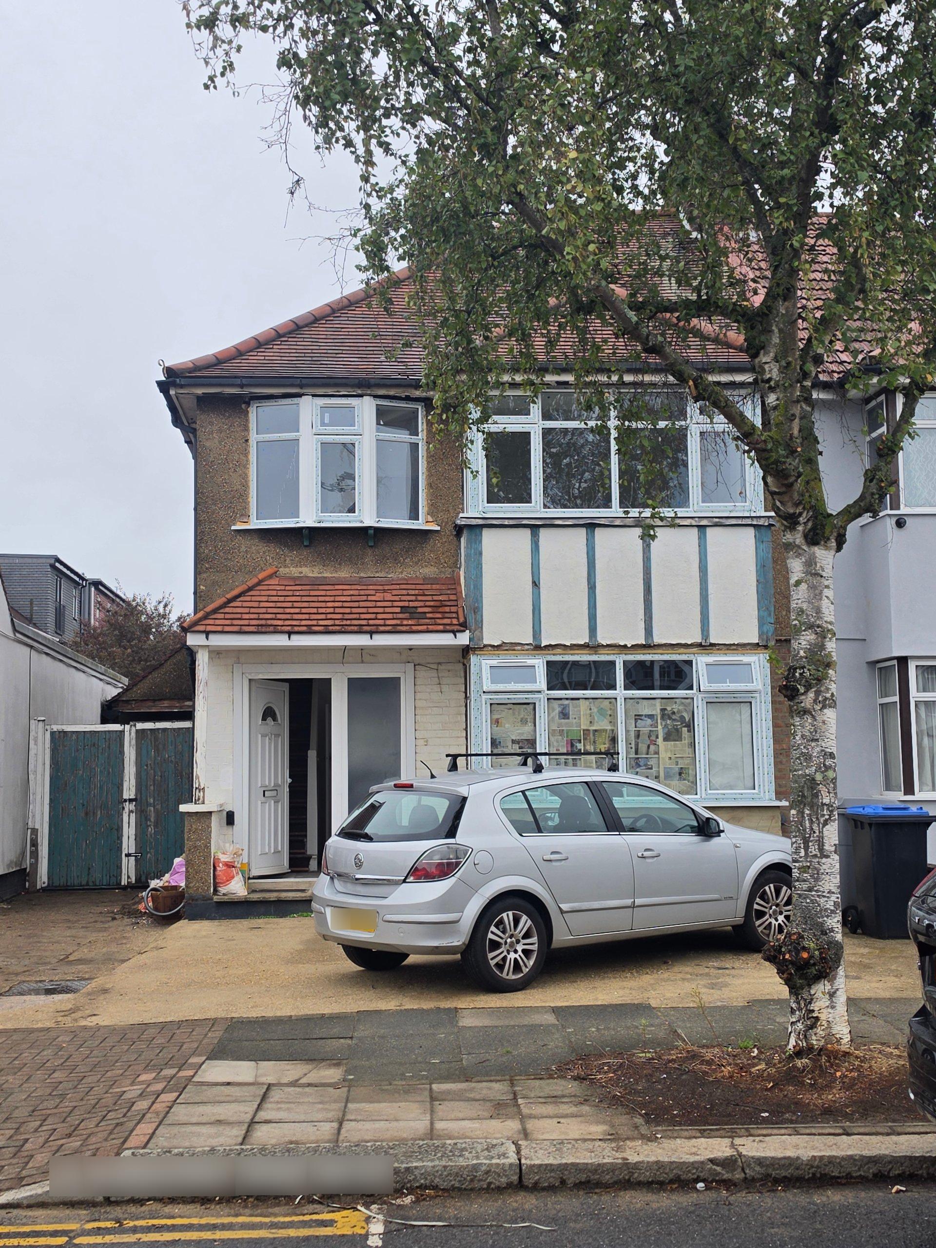 House Holmstall Avenue in Greater London