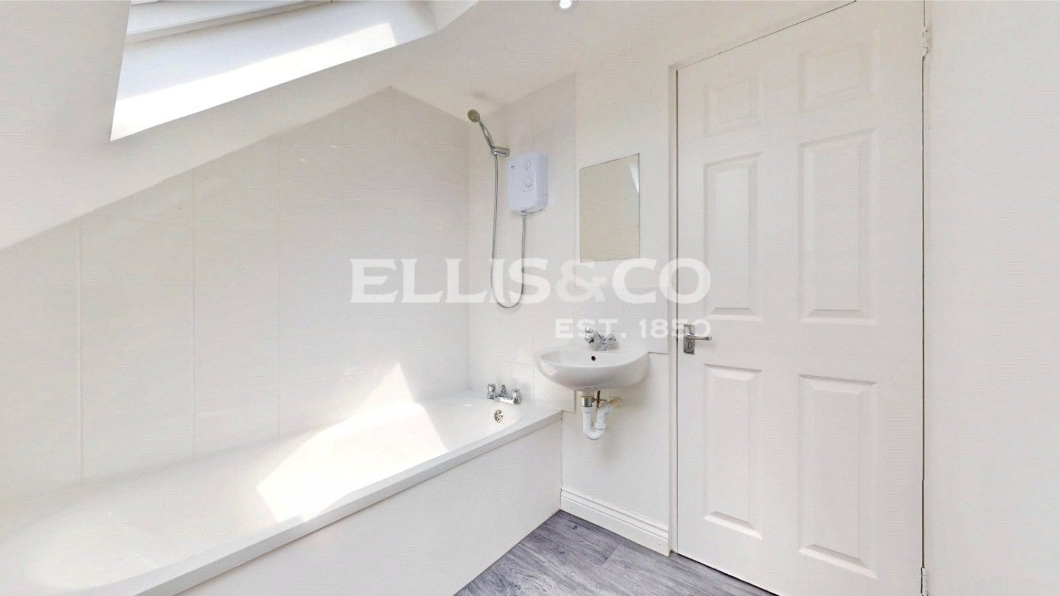 Flat Thorn Close in Greater London