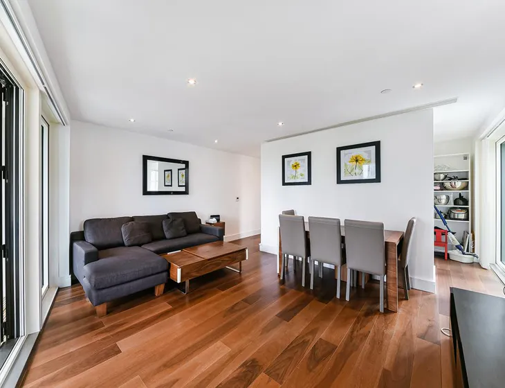 Flat Lincoln Plaza in Greater London