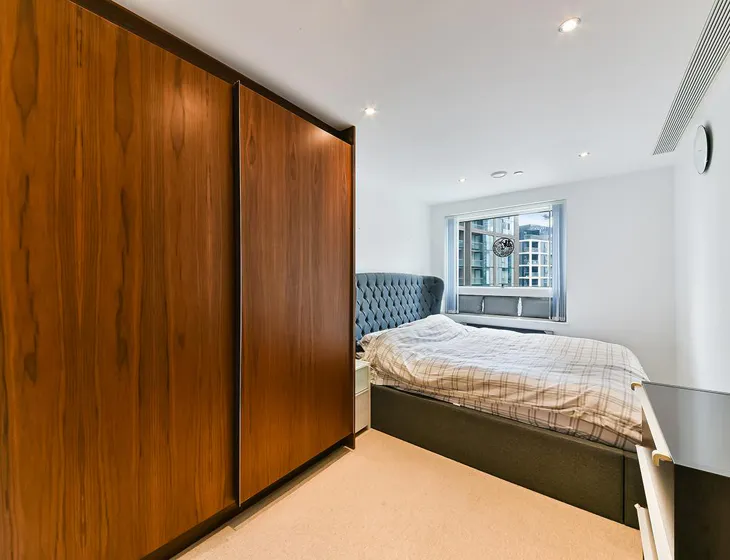 Flat Lincoln Plaza in Greater London