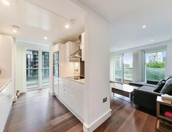 Flat Lincoln Plaza in Greater London
