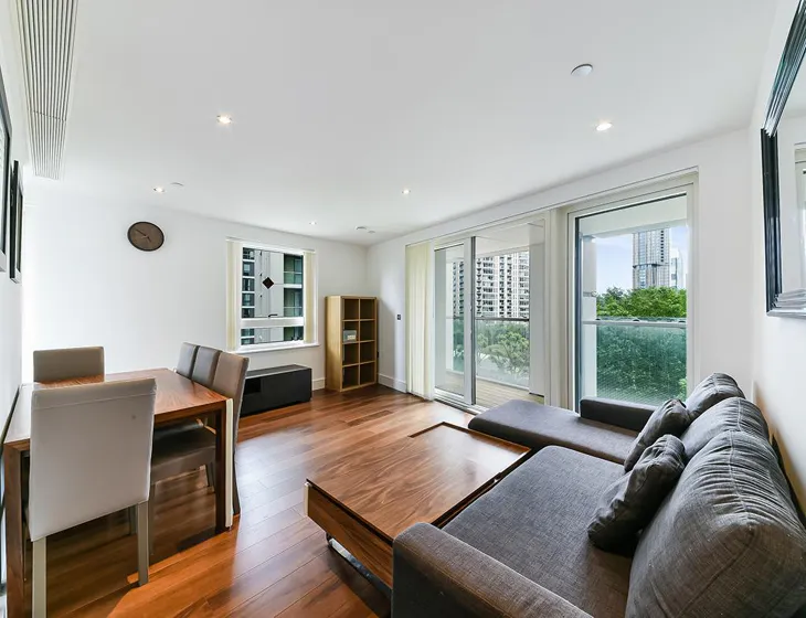 Flat Lincoln Plaza in Greater London