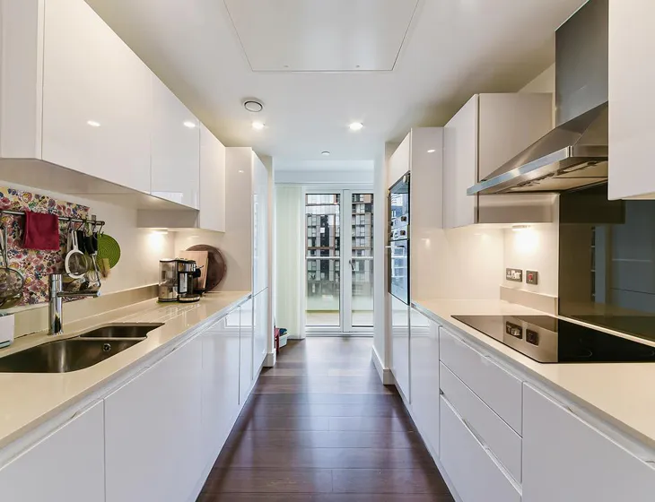 Flat Lincoln Plaza in Greater London