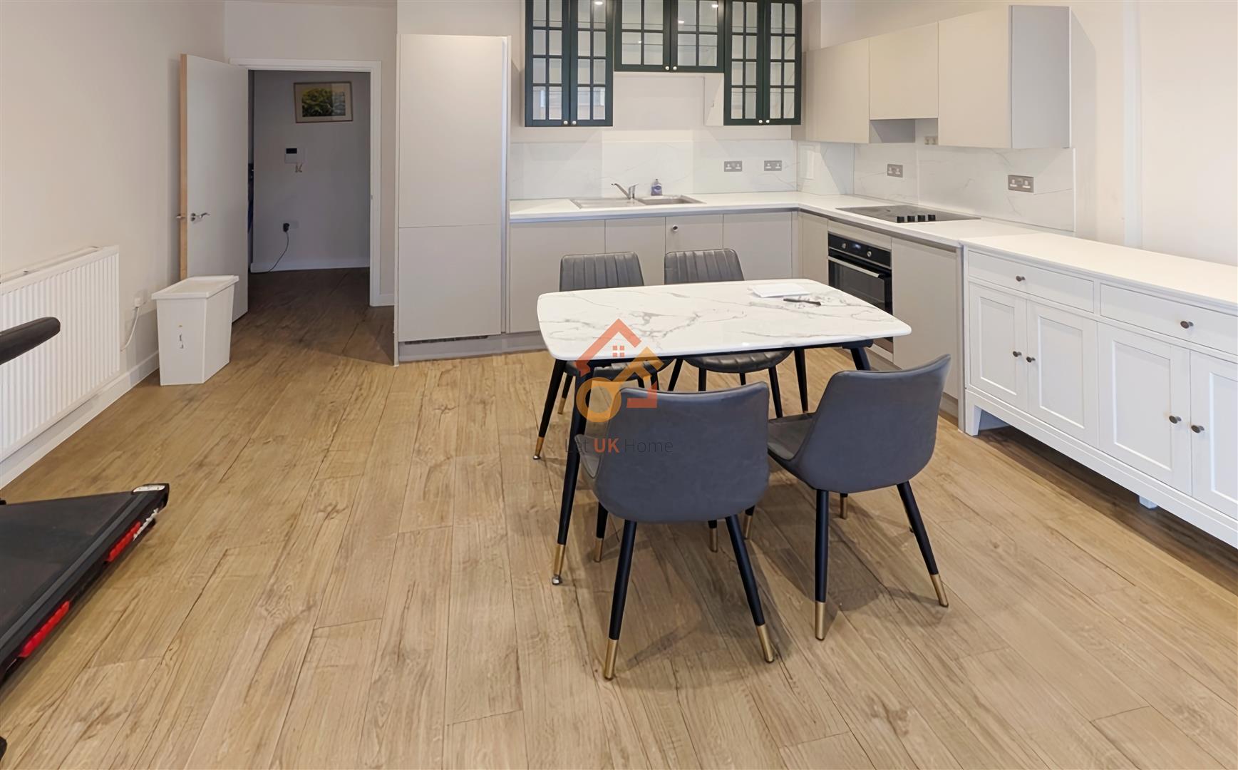 Flat Frank Searle Passage in Greater London