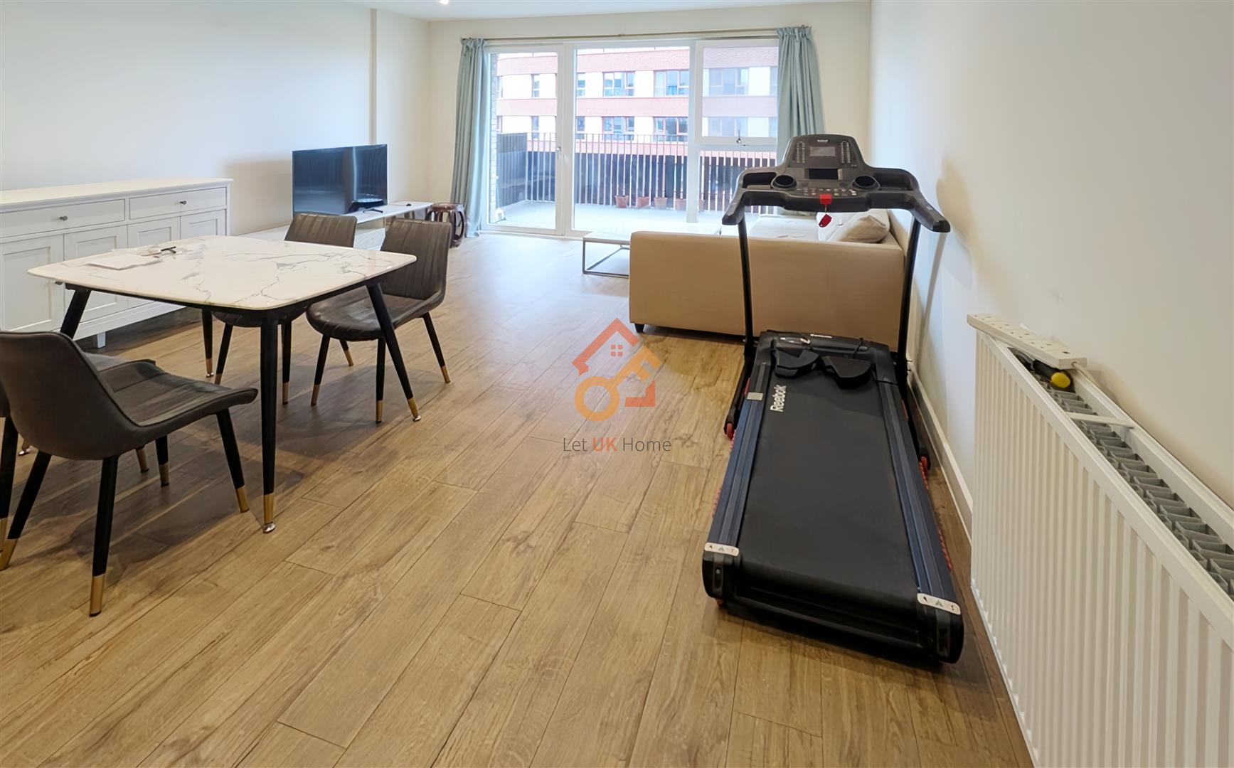 Flat Frank Searle Passage in Greater London
